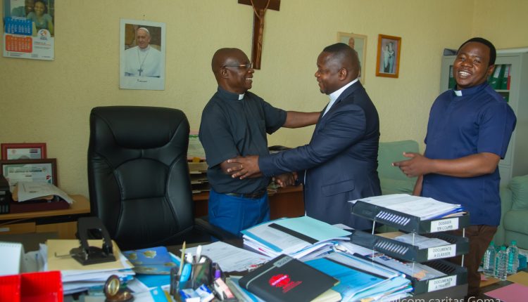 les abbés Richard Muhindo (en clergyman noir), Pierre Kamani(en veste bleue) et Giresse Muya (en clergyman bleu)